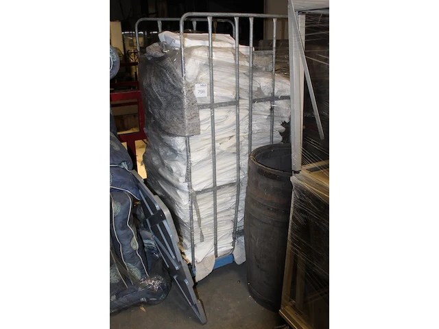 Tafellinnen in rolcontainer. - afbeelding 1 van  2