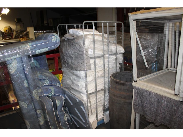 Tafellinnen in rolcontainer. - afbeelding 2 van  2