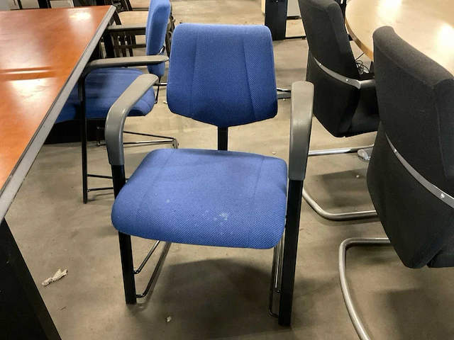 Tafels met stoelen (3x) - afbeelding 9 van  9