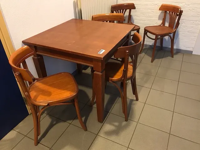Tafels met stoelen - afbeelding 1 van  6