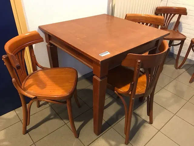 Tafels met stoelen - afbeelding 2 van  6