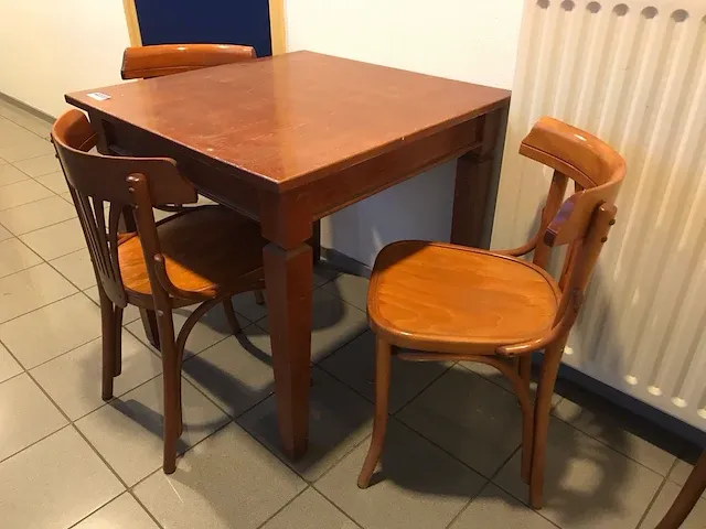 Tafels met stoelen - afbeelding 4 van  6