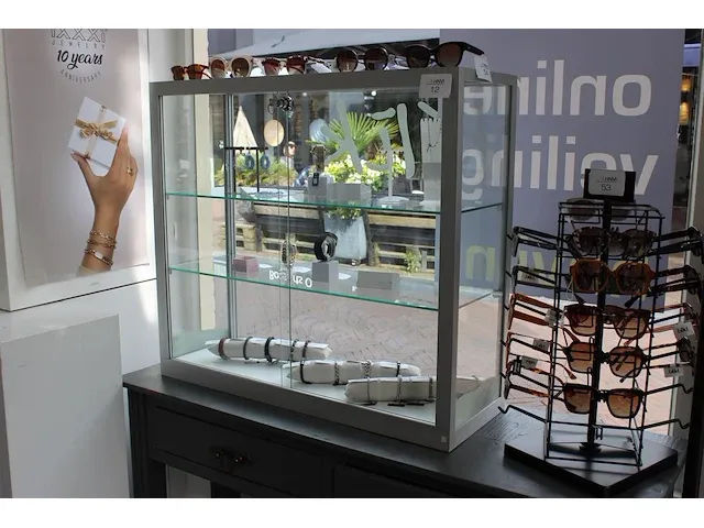 Tafelvitrine met twee schuifdeuren. afmeting 90 x 30 x 81 cm. - afbeelding 1 van  3