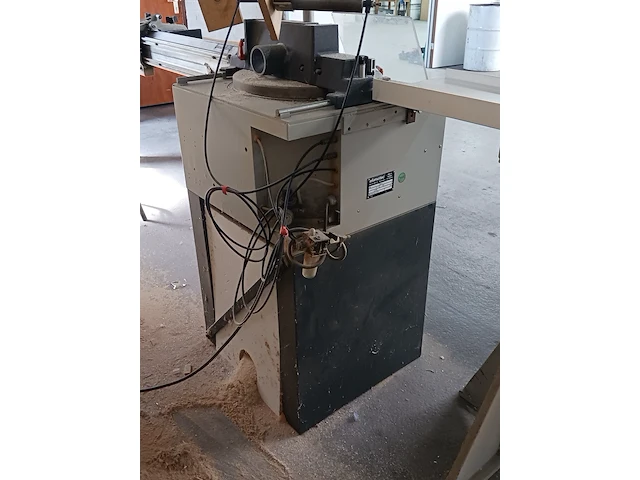 Tafelzaagmachine met aan en afvoerbaan elumatec, ts 161, bouwjaar 1996 - afbeelding 5 van  29