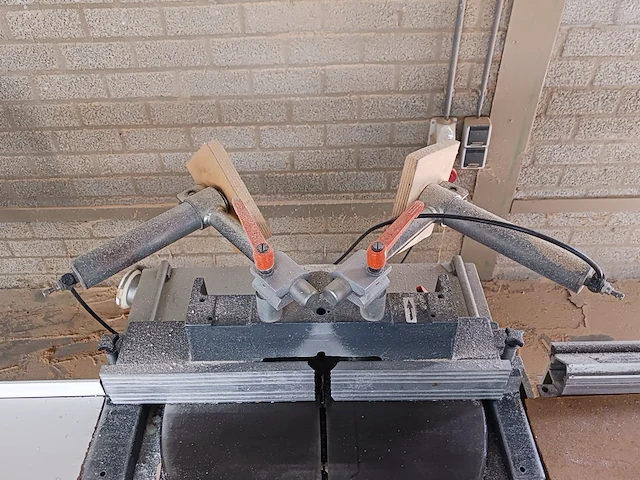Tafelzaagmachine met aan en afvoerbaan elumatec, ts 161, bouwjaar 1996 - afbeelding 25 van  29