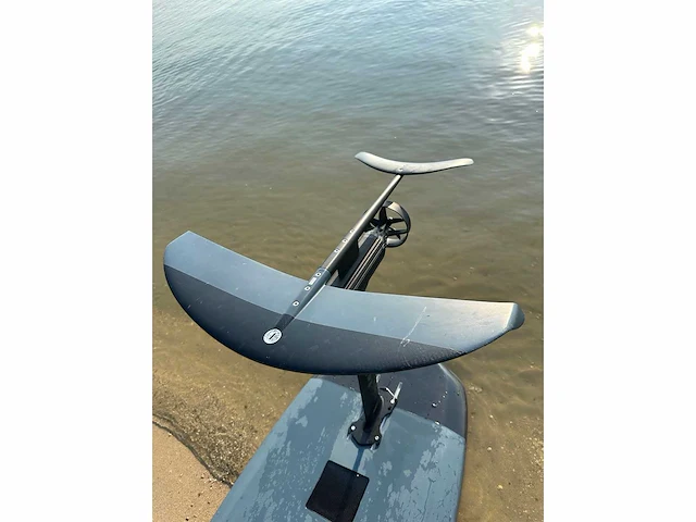 Takuma - carver v - efoil / elektrisch surfboard inc transportkoffers 2022 - afbeelding 6 van  6