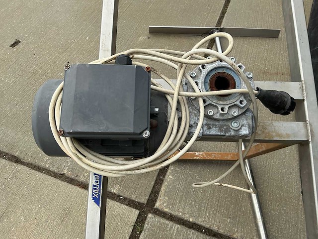 Tank met mixer installatie - afbeelding 2 van  14