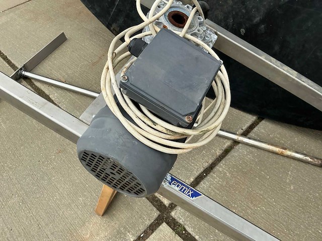 Tank met mixer installatie - afbeelding 4 van  14