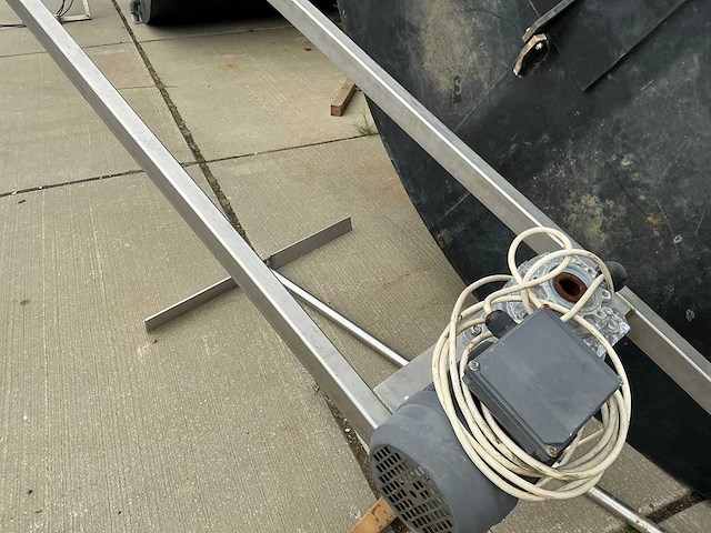 Tank met mixer installatie - afbeelding 5 van  14