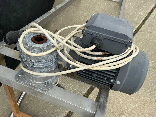 Tank met mixer installatie - afbeelding 13 van  14