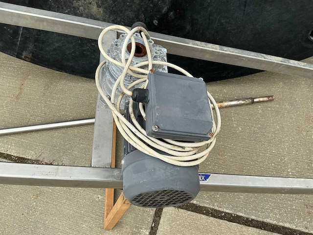 Tank met mixer installatie - afbeelding 14 van  14