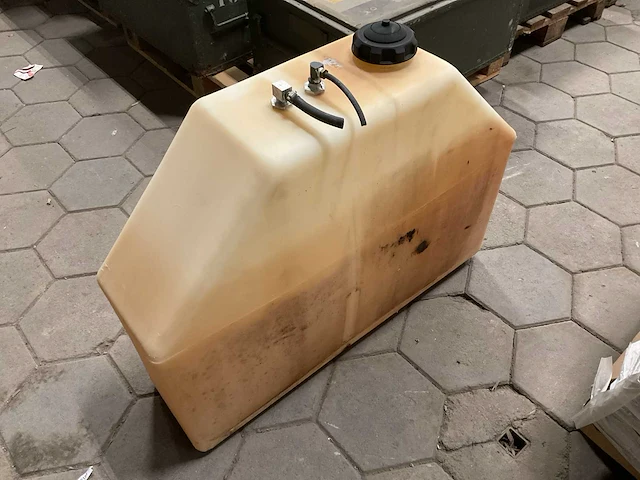 Tank - afbeelding 1 van  4