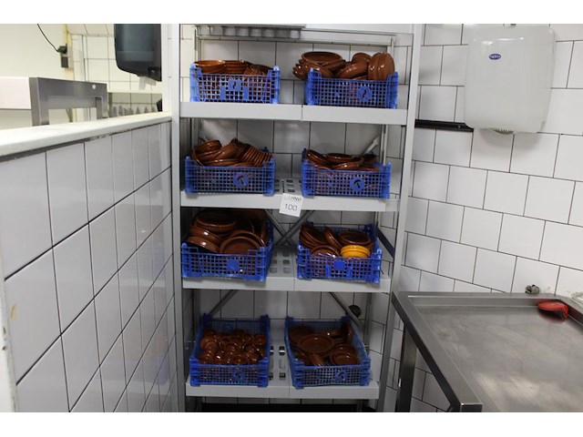 Tapas servies op vier schappen in diverse maten en uitvoeringen. - afbeelding 1 van  2