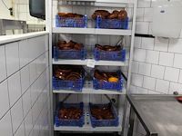 Tapas servies op vier schappen in diverse maten en uitvoeringen. - afbeelding 1 van  2