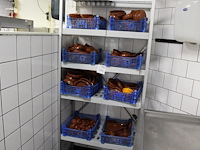 Tapas servies op vier schappen in diverse maten en uitvoeringen. - afbeelding 2 van  2