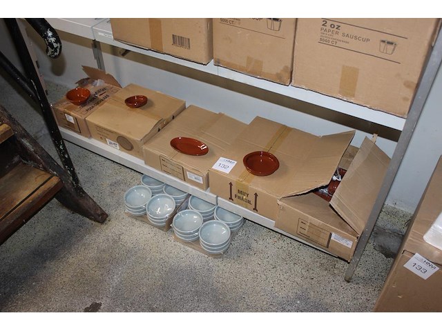 Tapasschaaltjes in diverse uitvoeringen op schap. - afbeelding 1 van  2