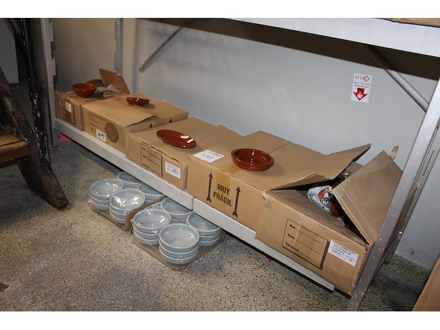 Tapasschaaltjes in diverse uitvoeringen op schap. - afbeelding 2 van  2