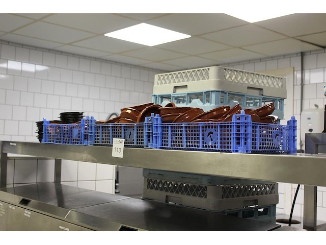 Tapasschaaltjes in en om drie kratten. - afbeelding 1 van  2