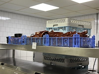 Tapasschaaltjes in en om drie kratten. - afbeelding 1 van  2