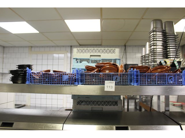 Tapasschaaltjes in en om drie kratten. - afbeelding 2 van  2