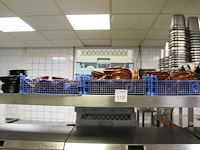 Tapasschaaltjes in en om drie kratten. - afbeelding 2 van  2