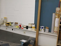 Tape en inpakmaterialen op schap. - afbeelding 1 van  1