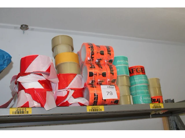 Tape en lint op schap. - afbeelding 1 van  2