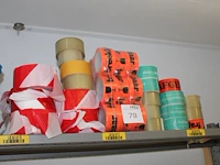 Tape en lint op schap. - afbeelding 1 van  2