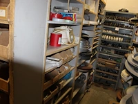 Tape, tochtstrips en gordijnhaken in kastdeel. - afbeelding 1 van  3