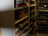Tape, tochtstrips en gordijnhaken in kastdeel. - afbeelding 2 van  3