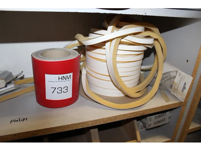 Tape, tochtstrips en gordijnhaken in kastdeel. - afbeelding 3 van  3
