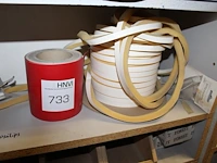 Tape, tochtstrips en gordijnhaken in kastdeel. - afbeelding 3 van  3