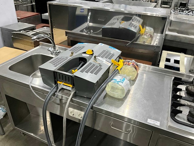 Taski quatro select reinigingsmiddelen doseer station - afbeelding 1 van  4