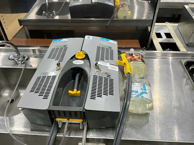 Taski quatro select reinigingsmiddelen doseer station - afbeelding 2 van  4