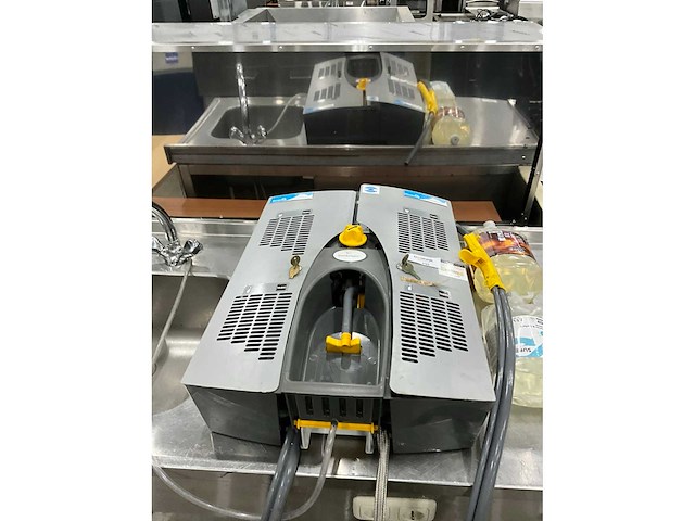 Taski quatro select reinigingsmiddelen doseer station - afbeelding 3 van  4