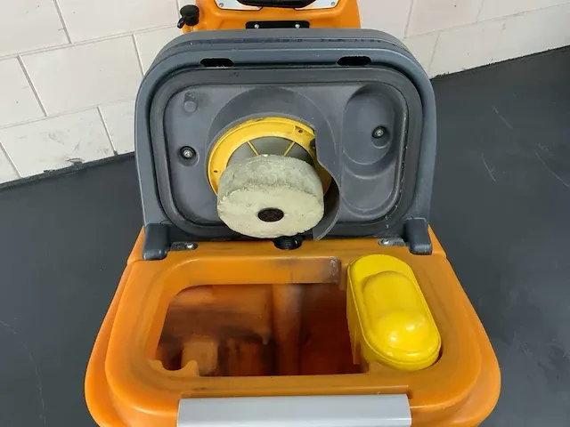 Taski swingo 2100 micro zelfrijdende schrobmachine - afbeelding 8 van  16