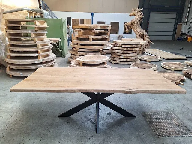 Teak boomstam eettafel 220 cm. - afbeelding 1 van  5