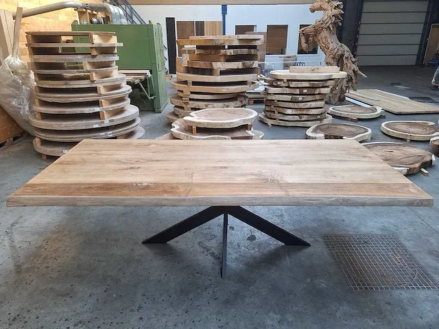 Teak boomstam eettafel 240 cm. - afbeelding 1 van  6