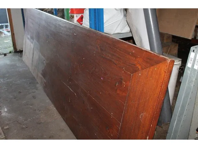 Teakhouten tafelblad 351 x 103 cm. let op! een gedeelte van het blad is reeds geschuurd. - afbeelding 1 van  6