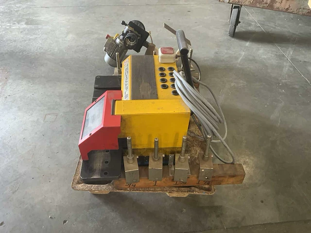 Techmaflex hydrauliekslangen snij/schilmachine - afbeelding 16 van  17