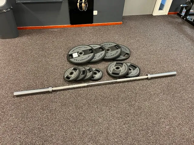 Technogym - halterstang inclusief gewichten - afbeelding 1 van  1