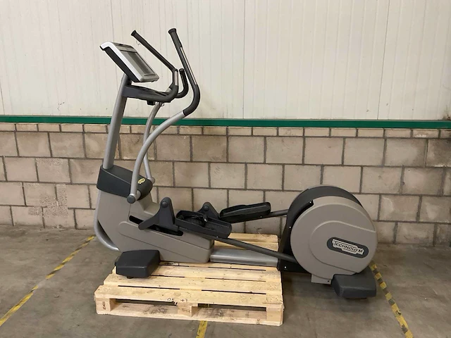 Technogym - synchro excite - 700 - crosstrainer - afbeelding 1 van  4