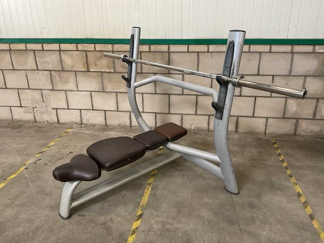 Technogym trainingsbank met halterstang - afbeelding 1 van  3