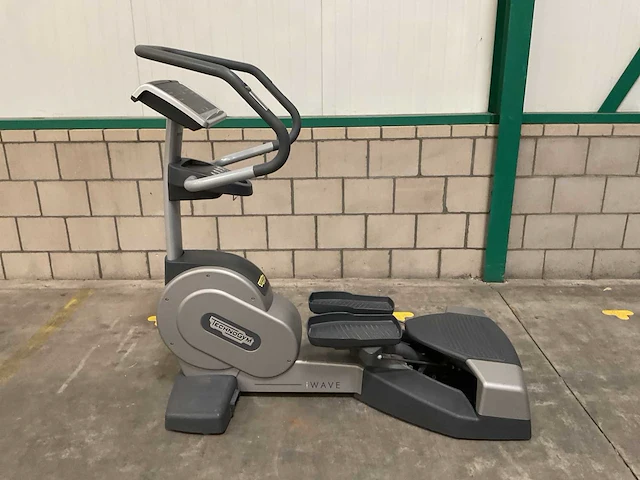 Technogym wave excite 700i lateral trainer - afbeelding 1 van  5