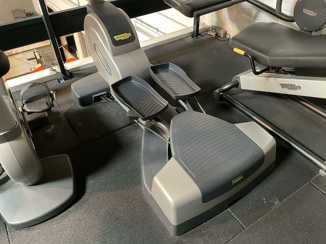Technogym wave excite 700i lateral trainer - afbeelding 2 van  5