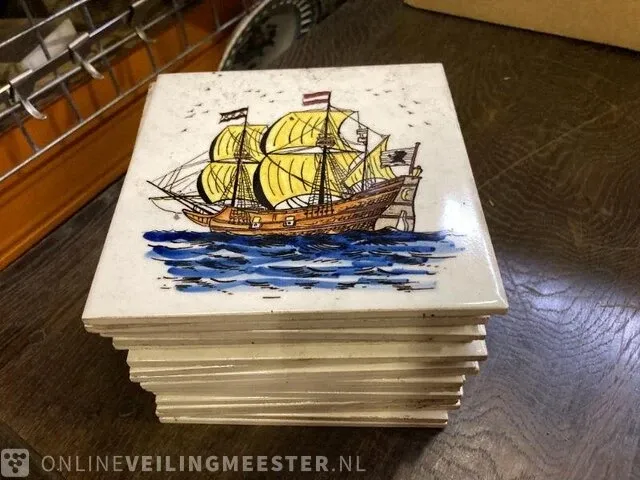 Tegeltjes diverse opdruk in 1 houten krat - afbeelding 1 van  19