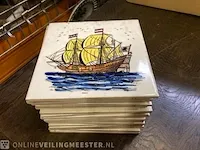 Tegeltjes diverse opdruk in 1 houten krat - afbeelding 1 van  19