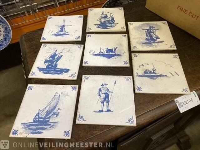 Tegeltjes diverse opdruk in 1 houten krat - afbeelding 1 van  7
