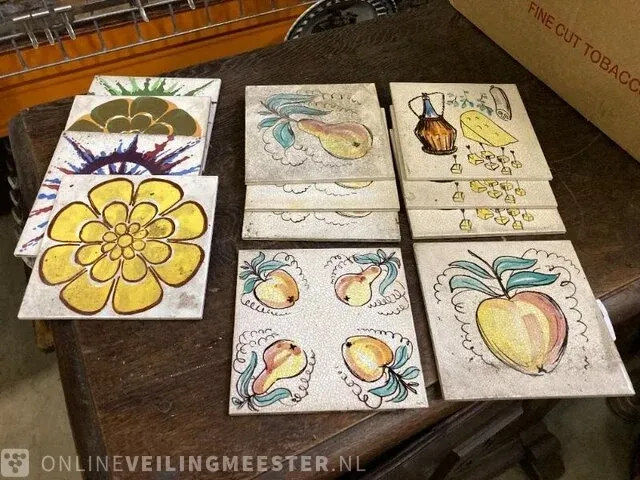 Tegeltjes diverse opdruk in 1 houten krat - afbeelding 5 van  7