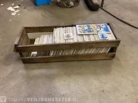 Tegeltjes diverse opdruk in 1 houten krat - afbeelding 7 van  7